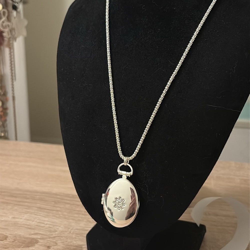 Avon silver tone floral locket